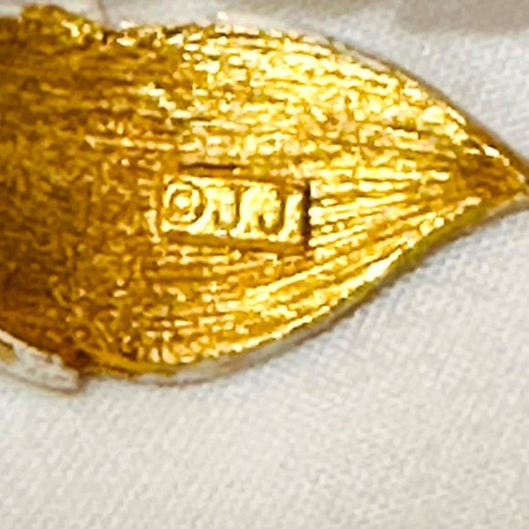 Vintage Silvery-White Brushed Enamel Leaf/Feather Brooch Signed JJ - Picture 8 of 8